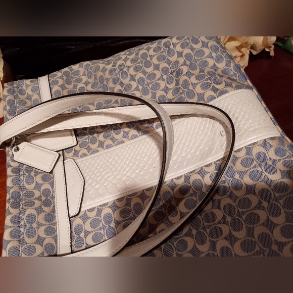 Coach Chambray Jacquard Tote. Color blue and ivory. With silver hardware. - Picture 4 of 11